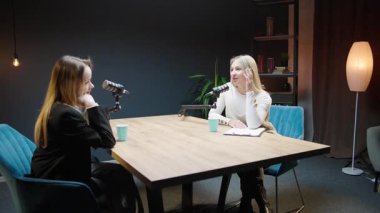 İki dinamik kadın iş stratejilerini podcast stüdyosunda tartışıyor.