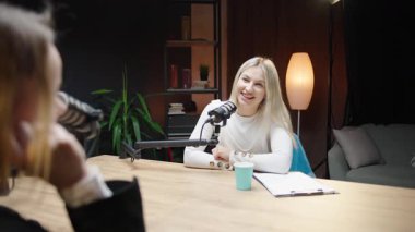 Podcast stüdyo ortamında bir iş uzmanıyla sohbet etmek.