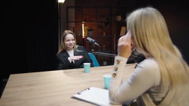 Kadın girişimcilerle bir podcast stüdyosunda iş görüşleri ve deneyimleri hakkında sohbet etmek