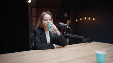 Stüdyoda bir bayan girişimciyle iş görüşmeleri üzerine tartışma.