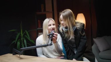 Podcast stüdyosunda ilham verici kadınlarla sohbet etmek.