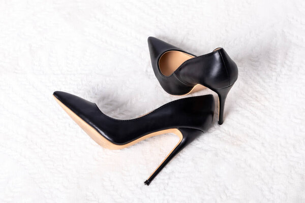 Розовые женские туфли на светлом фоне. высокое качество фото