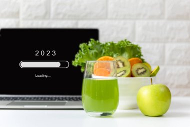 Yeni bir işe başlamak ve yeni bir hayata başlamak için 2023 yılı yükleniyor. Sağlıklı, taze, sağlıklı salata ve diyet için sebze yeşili su.