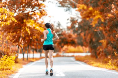 2023 yılının başlangıcı. Doğa yarış pistinde koşan koşucu kadınla başla. Başarının Hedefi 'ne git. 2023 numaranın bir parçası olarak koşan insanlar. Tatil sporu ve sağlık hizmetleri kavramı