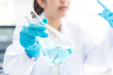 El bilim adamları hücre sağlığı ve araştırmacılar üzerinde çalışıyorlar damlatan kimyasal testler ve yaşam bilimi laboratuvarında çalışıyorlar.