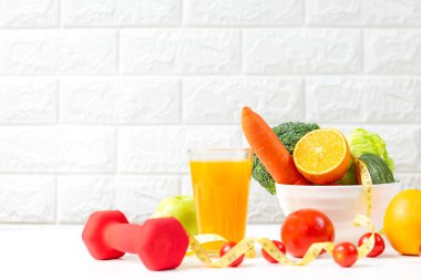 Diyet ve sağlıklı sebze meyveleri detoks için sağlıklı yaşam tarzına uygun zayıflar spor aletleri, spor malzemeleri ve portakal suyu, beyaz arka plan. Kilo Kaybı ve Diyet Konsepti