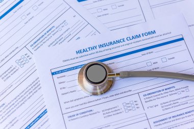 Sağlıklı bakım formları için sağlık sigortası ve steteskopla insanların hayatını korumak. Sağlık sigortası başvuru formu ve yaşam planı için banknot.