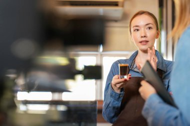 Grup kadınlarının kafe odasında kahve içmek için eğilip, atölye çalışması yapması. Konukseverlik ve kahve yapmak için öğretmenler toplantısı ve eğitim servisi hazırlıyorum. Eğitim Konsepti