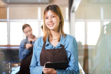 Grup kadınlarının kafe odasında kahve içmek için eğilip, atölye çalışması yapması. Konukseverlik ve kahve yapmak için öğretmenler toplantısı ve eğitim servisi hazırlıyorum. Eğitim Konsepti