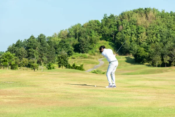ゴルファースポーツコースゴルフボールフェアウェイ 人々のライフスタイルの男性は 緑の芝生の上でゲームやスイングゴルフティーをプレイ アジアの男のプレーヤーゲームは夏に撮影 — ストック写真