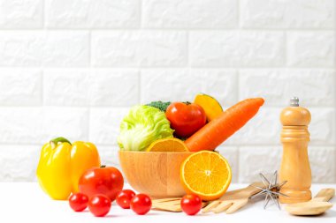Zayıflar için sağlıklı bakım. Diyet ve sağlıklı taze sebzeler. Mutfak gereçleri sağlık yaşam tarzına ve beyaz arka plana uygun detoks vücut zayıflığı için. Kilo Kaybı ve Diyet Konsepti