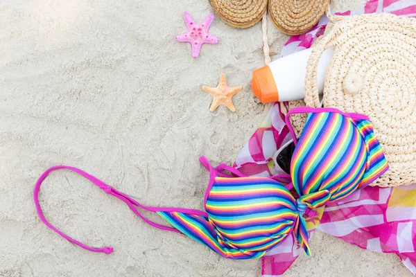 Sommerartikel Mode Tourismus Frau Badeanzug Bikini Mit Sonnencreme Traveler Travel — Stockfoto