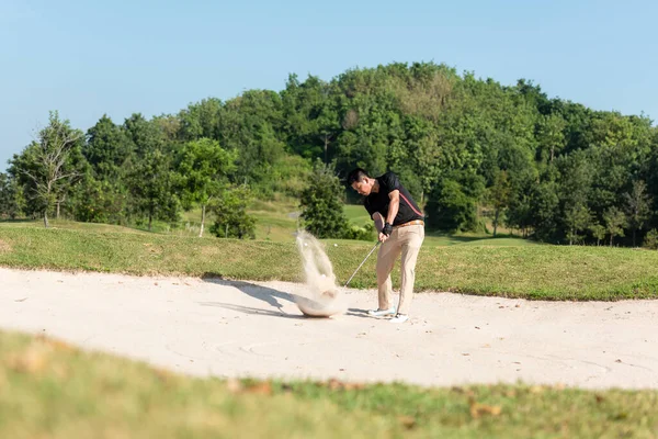 Asia Golfer Man Som Slår Sandfälla Golfbanan Ligger Sanden Hobby — Stockfoto
