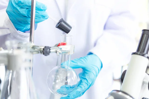 Bilim Adamları Hücre Sağlığı Araştırmacılar Üzerinde Çalışıyorlar Damlatan Kimyasal Testler — Stok fotoğraf
