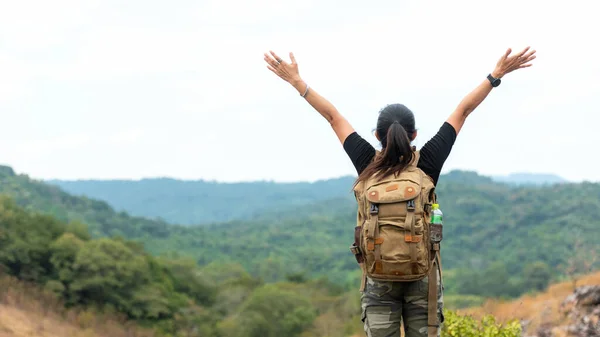 徒步旅行的亚洲女人背负起双手 快乐地感受着自由的美好和强大的力量 面对着天然的高山 前往户外露营的旅客 — 图库照片