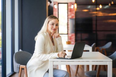 İş kadını ya da iş adamı birlikte modern ofiste başarılı olmak için yeni bir proje başlatın. İş Konsepti