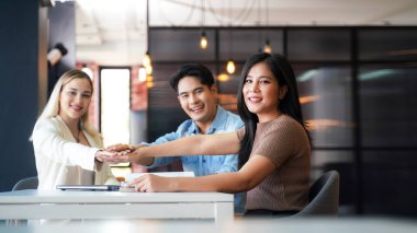 Odaklanmayı seç. Takım çalışması Dayanışma Başarı. Gençler, takım çalışmasını göstermekten ve toplantı sonrasında el ele tutuşmaktan ve sınıf ortaklığı konularına eğilmekten mutluluk duyuyorlar.