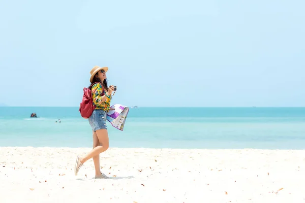 Happy Traveler Tourism Women Travel Summer Beach Asian Smiling People —  Fotos de Stock