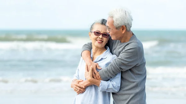 Ασιατικός Τρόπος Ζωής Ηλικιωμένους Ζευγάρι Αγκαλιά Στην Παραλία Ευτυχισμένη Στην — Φωτογραφία Αρχείου