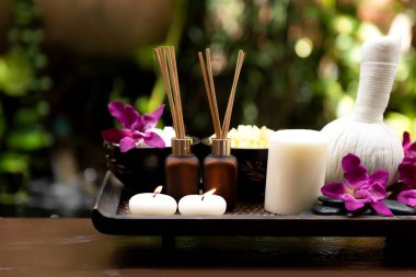 Tayland Spa Tedavileri aroma terapisi tuz ve şeker masajı. Sırt tahtasında mor orkide çiçeği ve mum var. Tayland. Sağlıklı Konsept