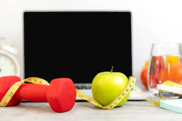 关闭绿色苹果和哑铃 在办公室工作时的饮食计划健康小吃 带有绿色水果和胶带的新鲜水果测量笔记本电脑的背景 健康生活方式概念 — 图库照片