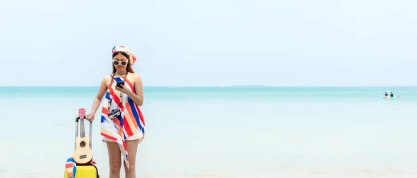 Yaz Tatilleri Yaşam Tarzı Kadın Plaj Geçmişinde Akıllı Telefon Kullanıyor — Stok fotoğraf