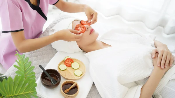 Masseuse Masking Face Tomato Spa Face Woman Treatment Massage Aroma — Stock Photo, Image