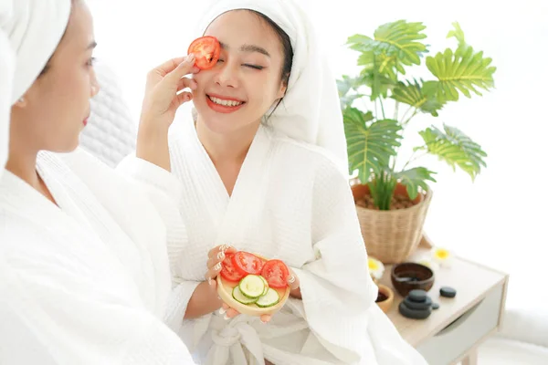 Asyalı Kadın Arkadaşlar Rahatlıyor Yüz Maskeli Domates Bornozla Masaj Yapıyorlar — Stok fotoğraf