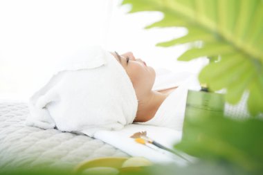 Kadın vücudu ve yüz bakımı ve masaj aroma terapisi ürünü gevşe, sağlıklı ve güzel. Vücut ve yüz için Tayland spa terapisi aromaterapisi. Genç bir kadın masaj salonundan zevk alıyor ve rahatlıyor.