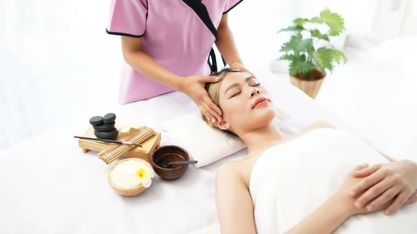 Vrouw Spa Lichaam Gezicht Behandeling Massage Aroma Therapie Product Ontspannen — Stockfoto