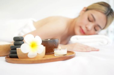 Candel 'i kapatın. Güzellik masajı sağlıklı sağlık. Vücut kadınlar için Tayland spa terapisi aromaterapisi. Genç bir kadın masaj salonundan zevk alıyor ve rahatlıyor. Yaşam Tarzı ve Kozmetik Sağlıklı Kavram