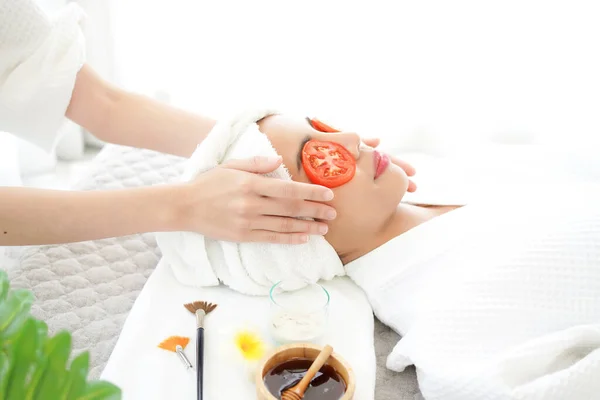 Masseuse Maskeergezicht Met Tomaat Spa Gezicht Vrouw Behandeling Massage Aromatherapie — Stockfoto