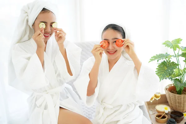 Asyalı Kadın Arkadaşlar Rahatlıyor Yüz Maskeli Domates Bornozla Masaj Yapıyorlar — Stok fotoğraf