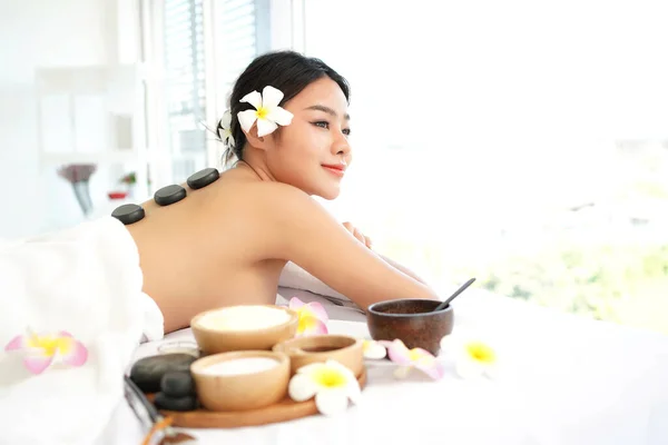 温泉美容按摩健康健康 泰国水疗中心为身体女性提供芳香疗法 年轻女子在温泉沙龙享受和放松按摩 生活方式与化妆品健康概念 — 图库照片