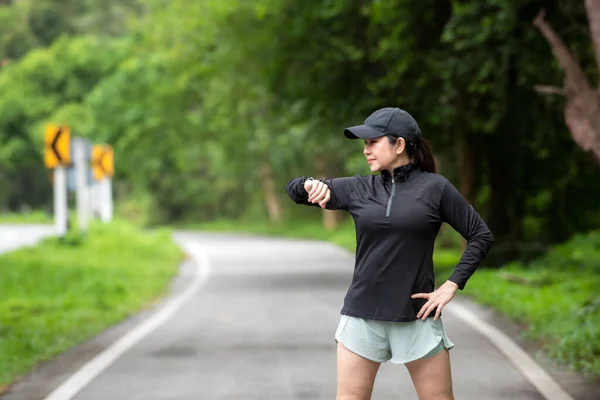 Sağlıklı Bir Kadın Dışarıda Koşuyor Antrenman Yapıyor Asyalı Koşucular Spor — Stok fotoğraf