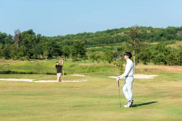 Golfista Campo Golfe Fairway Bola Golfe Grupo Pessoas Estilo Vida — Fotografia de Stock