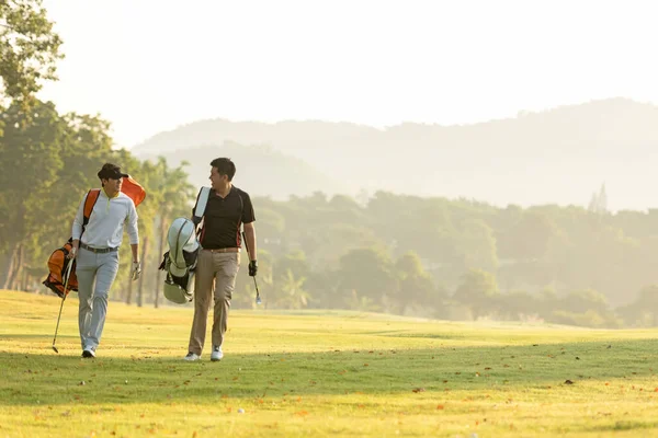 Grupo Golfe Profissional Golfista Asiático Homem Andando Fairway Com Saco — Fotografia de Stock