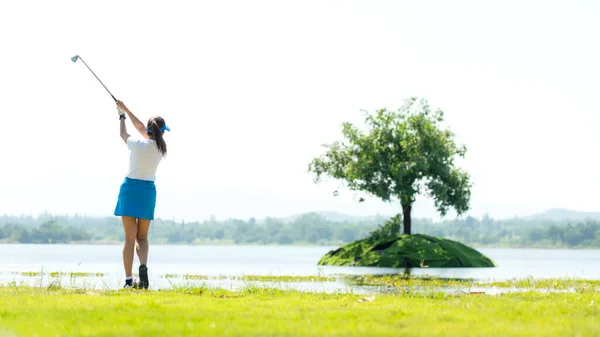 스포츠 아시아 위에서 골프를 사람들은 골프가 휴일에 운동과 활동을 것같다 — 스톡 사진