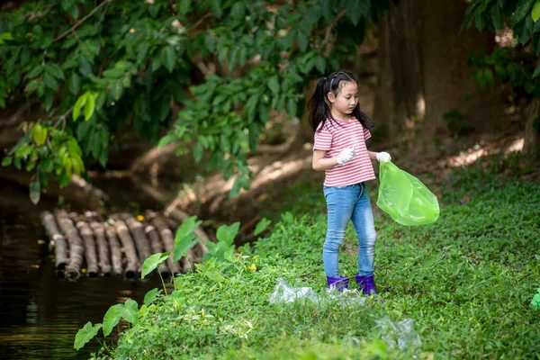 Chica Asiática Recogiendo Basura Plástico Río Para Verter Basura Para — Foto de Stock