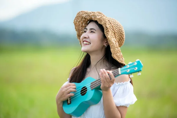 Mode Vie Asiatique Femmes Robe Blanche Tenant Une Guitare Sur — Photo