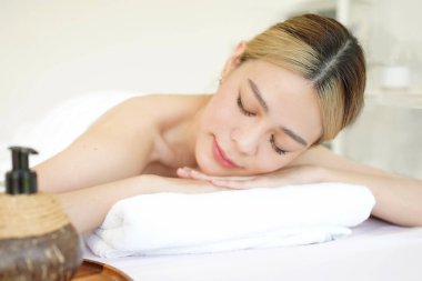 Güzellik masajı sağlıklı sağlık. Vücut kadınlar için Tayland spa terapisi aromaterapisi. Genç bir kadın masaj salonundan zevk alıyor ve rahatlıyor. Yaşam Tarzı ve Kozmetik Sağlıklı Kavram