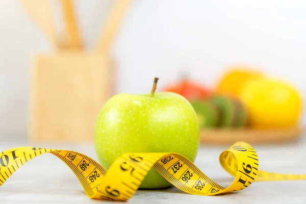 Close Fresh Apple Tape Measure Healthy Snack Diet Planning Kitchen — Stock Photo, Image