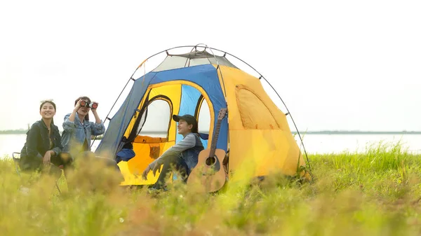 Camping Utomhus Grupp Vänner Camping Fritid Och Destination Resor Familj — Stockfoto