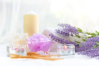 Güzellik masajı sağlık geçmişi. Lavanta çiçekli kadın için spa Thai terapisi aromaterapisi rahatlama ve yaz zamanı için doğa mumu. Yaşam Tarzı Sağlık Konsepti