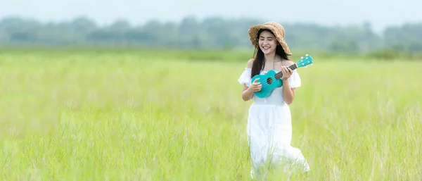 Asyalı Yaşam Tarzı Beyaz Elbiseler Bulutlu Bir Gündoğumu Gökyüzünde Gitarla — Stok fotoğraf