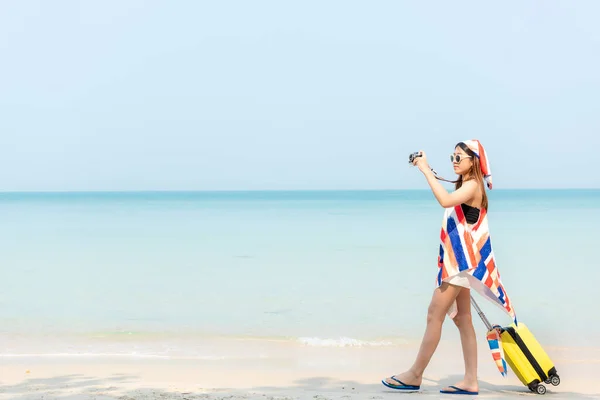 Mutlu Gezginler Turizm Kadınları Yaz Tatillerinde Sahilde Yürürler Asyalılar Bagaj — Stok fotoğraf