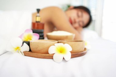 Kaplıca masaj şeker fırçasını kapat. Güzellik masajı sağlıklı sağlık. Vücut kadınlar için Tayland spa terapisi aromaterapisi. Genç bir kadın masaj salonundan zevk alıyor ve rahatlıyor. Yaşam Tarzı ve Kozmetik Sağlıklı Kavram