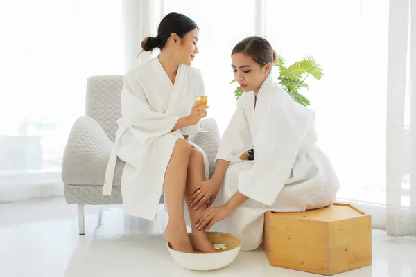 团体女性朋友放松享受和温泉脚按摩在现代房间里的浴衣 温泉美容按摩健康健康 泰国温泉疗养疗法对身体女性的芳香疗法 — 图库照片