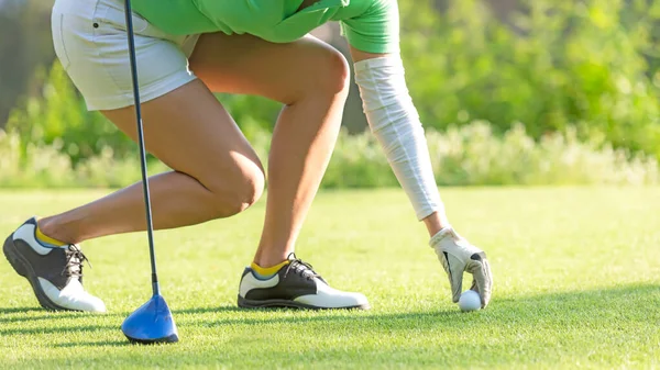 Närbild Hand Asiatisk Sportig Kvinna Sätta Golfboll Tee Med Klubb — Stockfoto