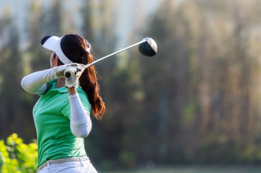 Golf sahası golf sahası sahası. İnsanların yaşam tarzı golf oynayan kadınlar yeşil çimlerde golf oynarlar. Asya 'lı bayan oyuncu yazın vuruldu. Sağlıklı ve açık hava sporu